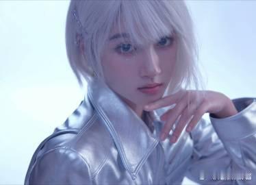 碎钻眼妆闪到心巴上！从校园甜心到赛博御姐，这身Y3K造型又美又飒，机械感与优雅碰