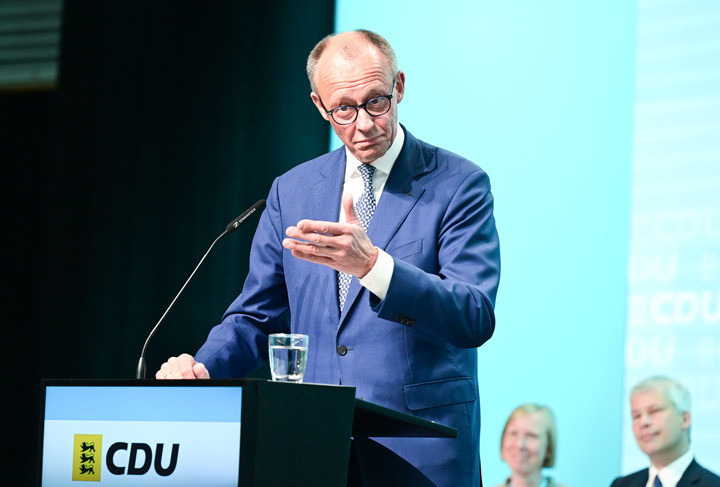 #俄嘲讽德国总理都没上桌#【默茨宣称美对乌“耍花招”俄方：您都没有上桌】据今日