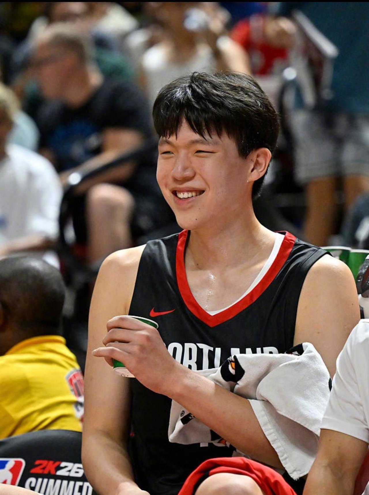 杨瀚森撑住了！我不太懂什么技巧得分我只知道自从这个大男孩进了NBA，身边关注