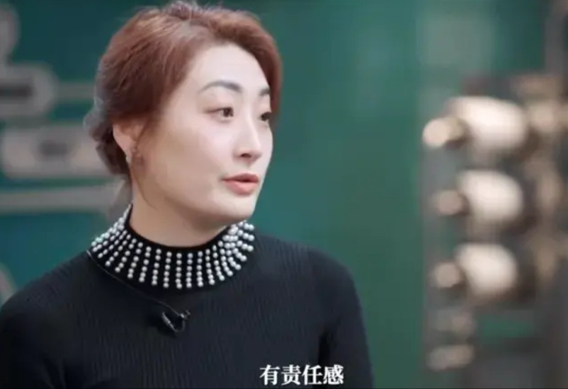 宗庆后的弟弟宗泽后曾评价侄女宗馥莉的性格：“她从小就很自私，六亲不认。”果然