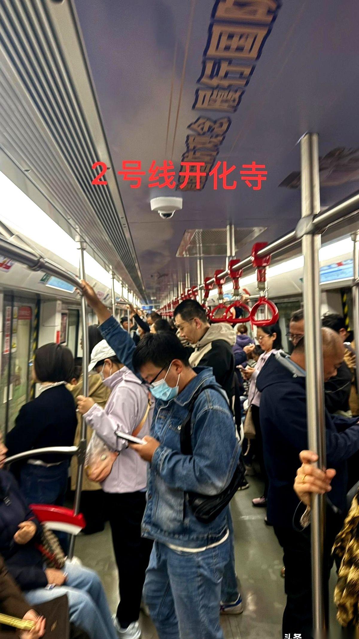 工作日早高峰的太原地铁1号线，列车一过下元站，一多半乘客全都下了车，车厢座位空出