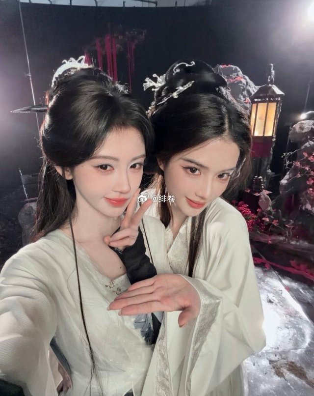 何丹彤脸都成巴掌脸了，鞠婧祎脸居然还比她小一圈…