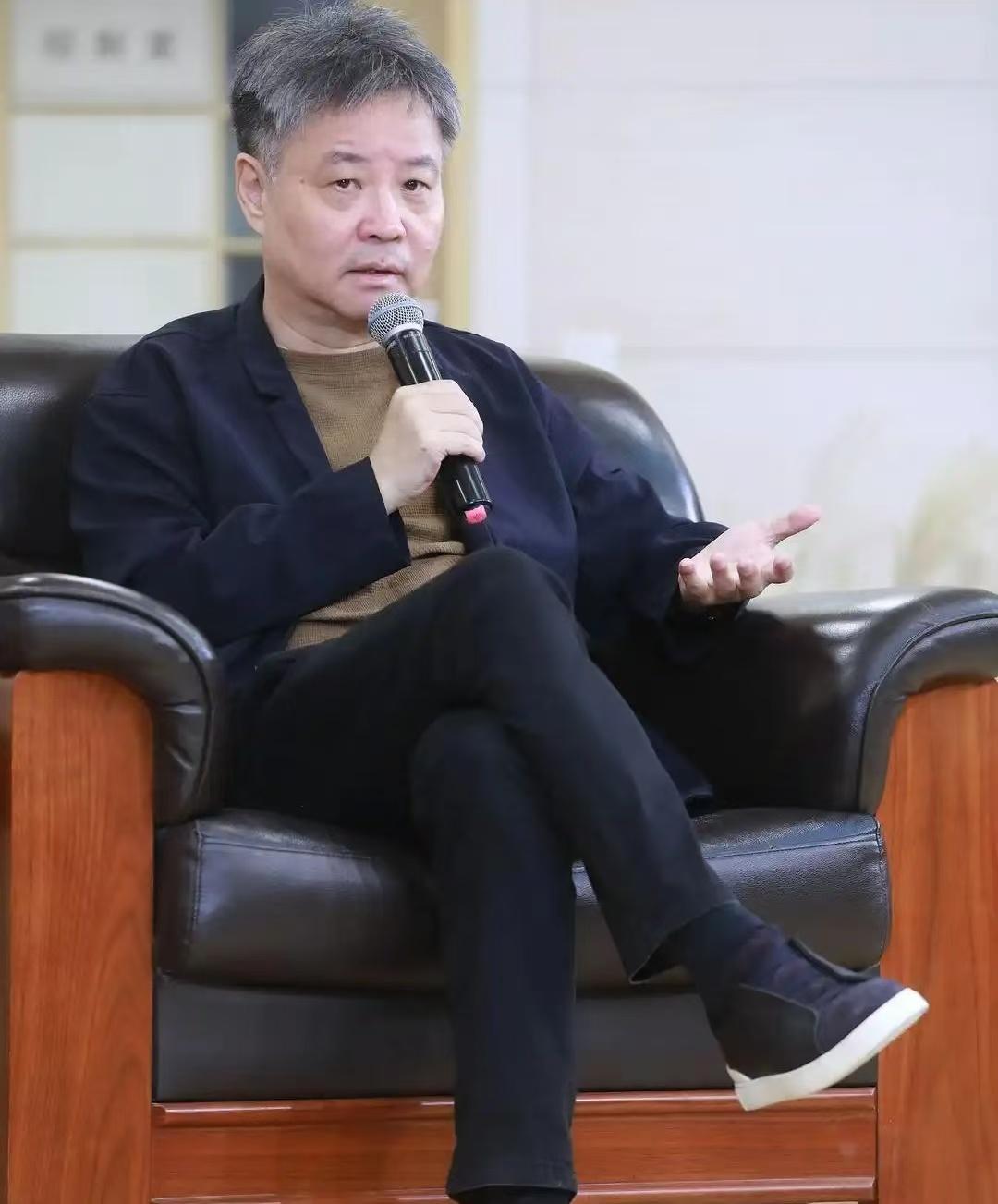 余华说：“人和人交往还是少说话，克制表达欲，平静温和就行，不自卑也不炫耀，不