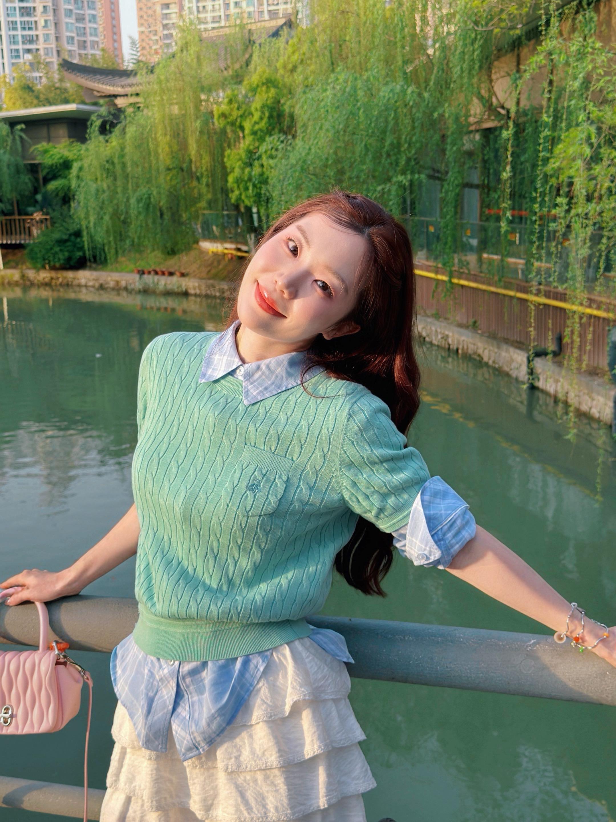 极度坦诚的人 一开始你会觉得她傻 慢慢你会发现 原来阳谋无解