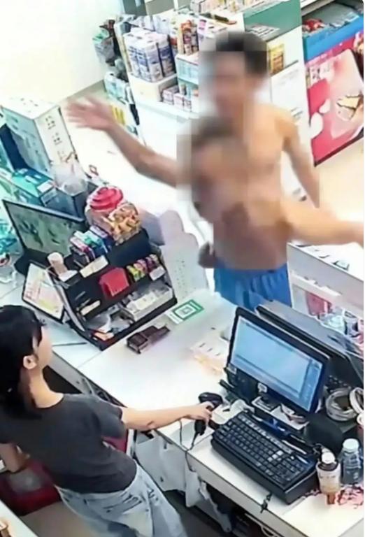 9月14日，广东东莞一家社区超市内，一名即将离职的女员工遇到了曾经欠下105元货
