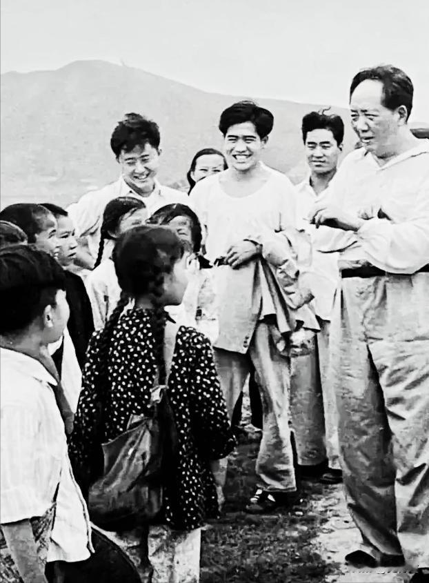 第一次见这张相片都是毛主席的娃娃，毛主席热爱人民，人民永远爱戴他老人家！毛主