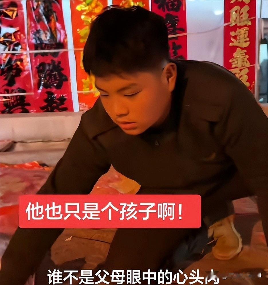 太心酸了！山东烟台，14岁男生摆摊卖对联，本以为是体验生活，没想到男生父亲早逝，