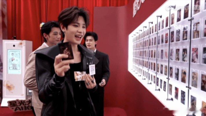 谁来救救这个黄明昊红毯后台的他被话筒整得崩溃，送不出去又不敢丢，急得直喊主持人