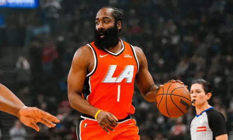 快船112-99战胜东部第1活塞，喜提4连胜。全世界都在吹战神伦纳德，但是，我