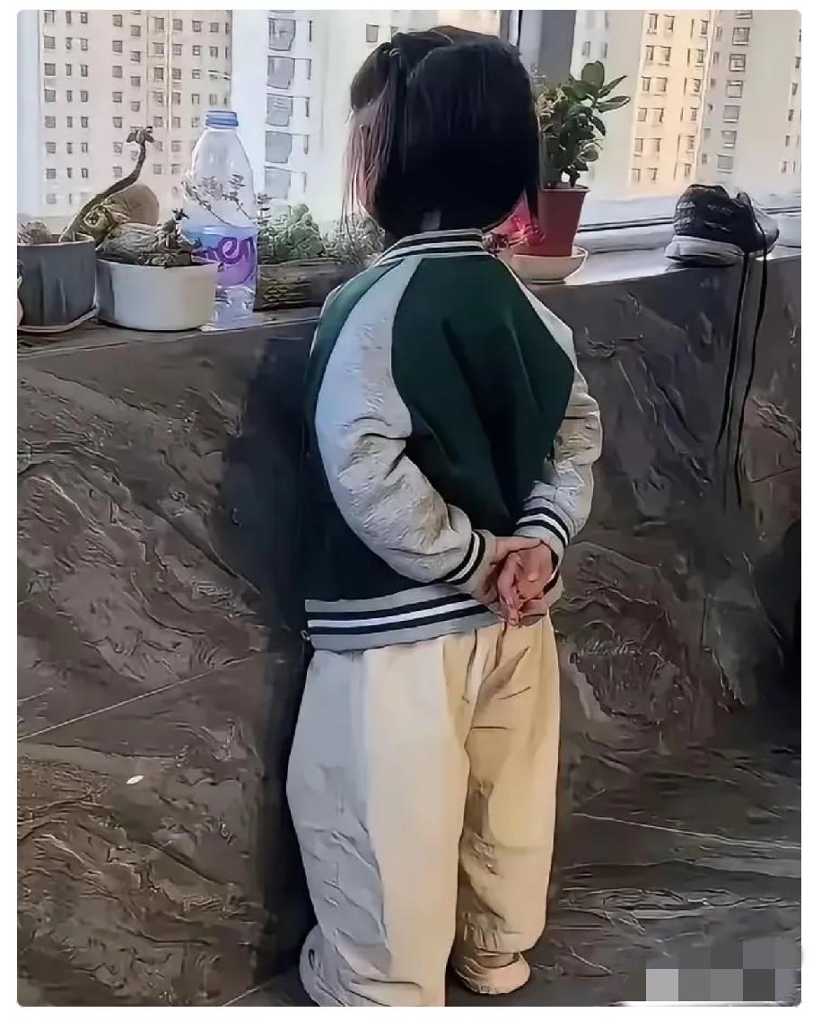 开学第一天被老师封了一个“官”做。回到家就一直背着手在阳台上这样站着，目视远