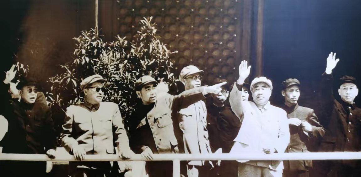 1958年的五一国际劳动节，几位开国元勋在天安门城楼上。你能认出来都是谁吗？