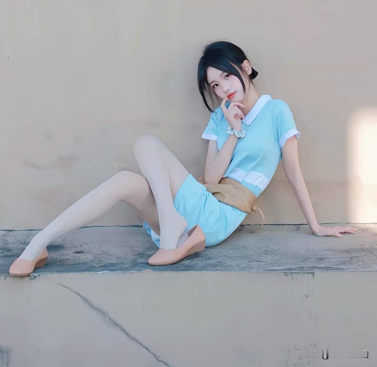 浅蓝制服+暖调阳光，温柔甜妹的氛围感太绝了