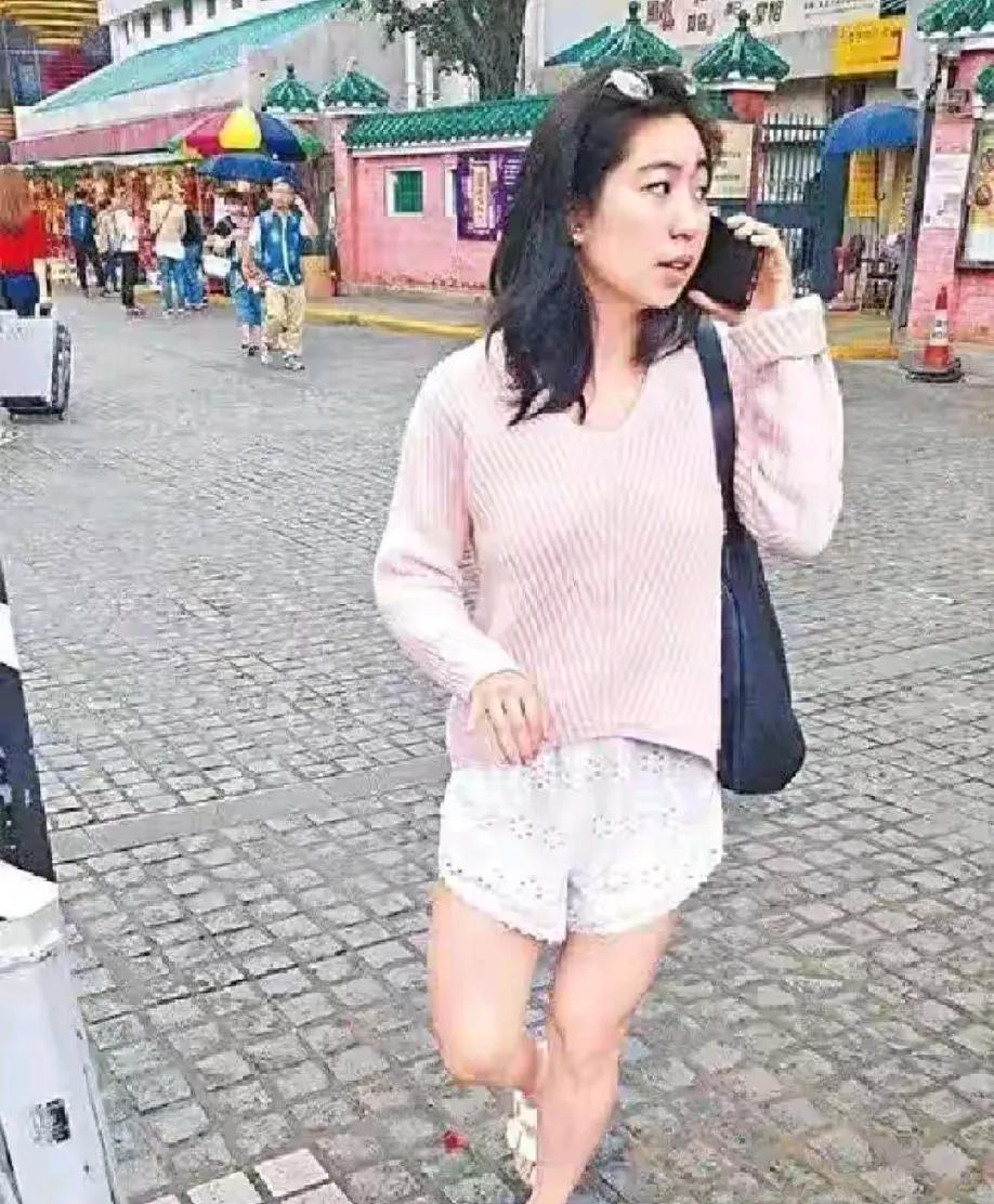林青霞大女儿邢爱林的长相是爸爸邢李㷧的翻版。邢爱林不拼颜值拼实力，海归做月薪两