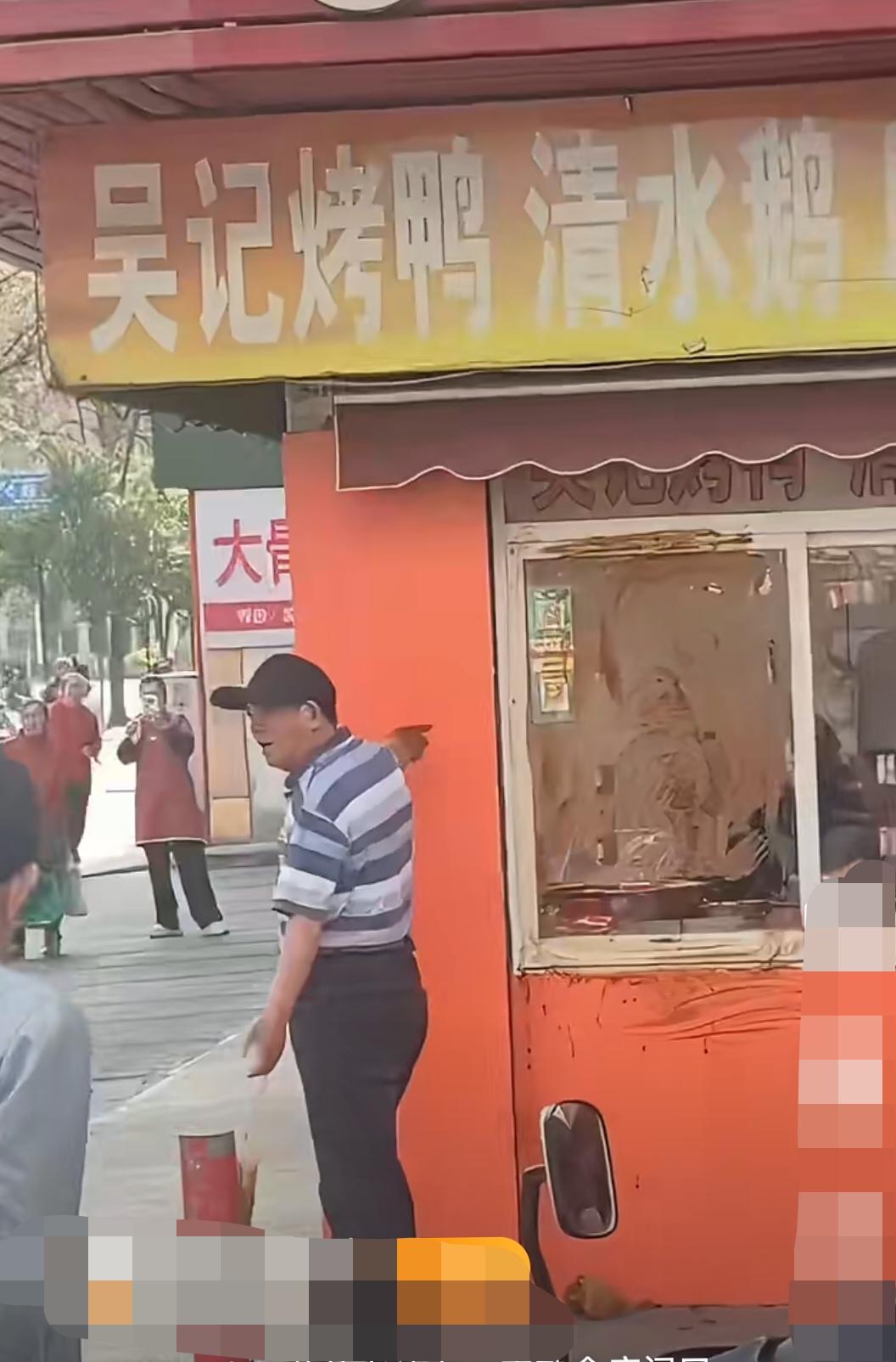 卖红薯的大爷在这家熟食店门口摆摊，由于摊位摆放过近，双方发生了争执。熟食店店主将