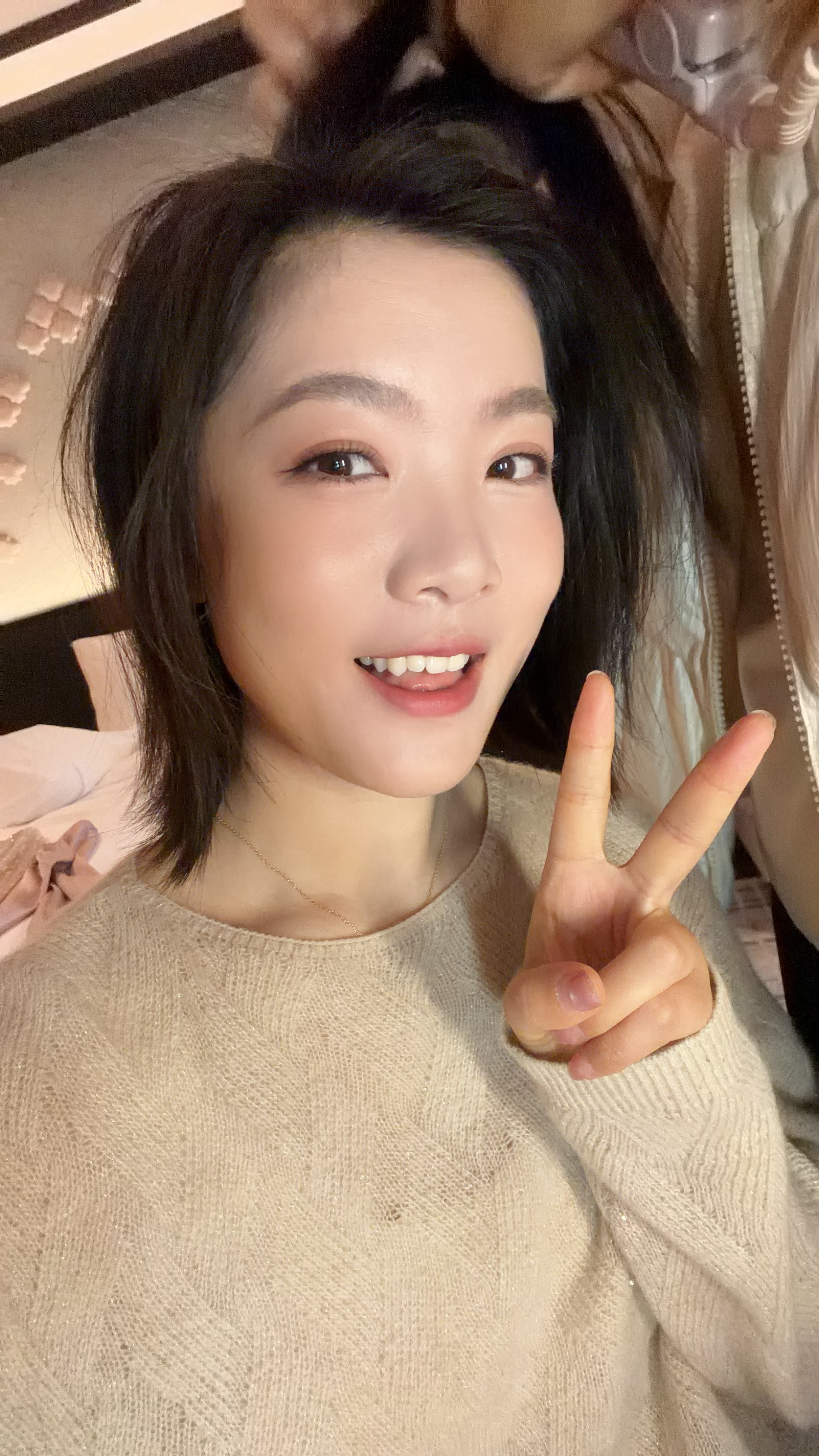 晨型人博主这条路，咱们是必走无疑了在家要早起送火箭，在外要早起化妆，都得6点多起