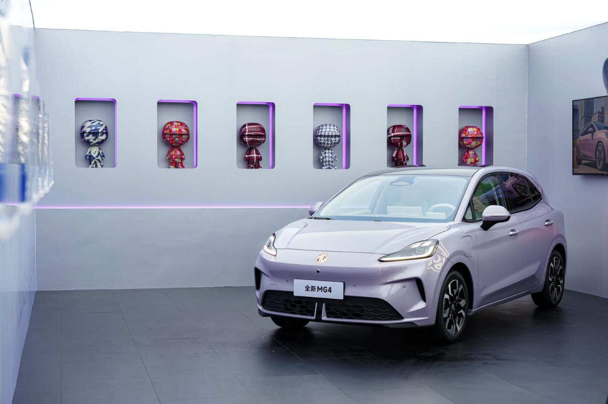广州车展MG展台，最热门的产品必然是全新MG4，上市至今保持月销过万、产能拉满勉