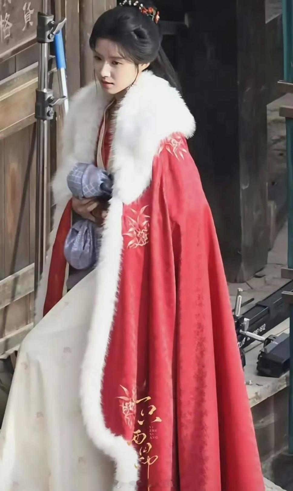 卢昱晓和田曦薇剧中“撞衫”，造型师都是方思哲，还挺精打细算的