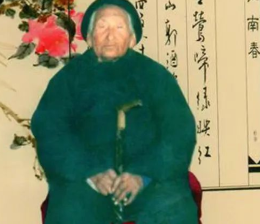 1941年，一八路军干部被伪军便衣队五花大绑，要押进城审问，谁知，刚走到城门口，