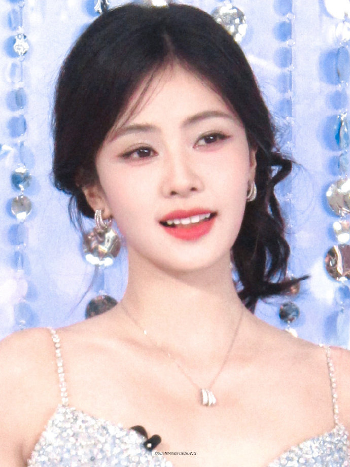 白鹿能大口吃蛋糕了白鹿状态好到飞起白鹿能大口吃蛋糕了，之前的鸡蛋过敏到现在已经