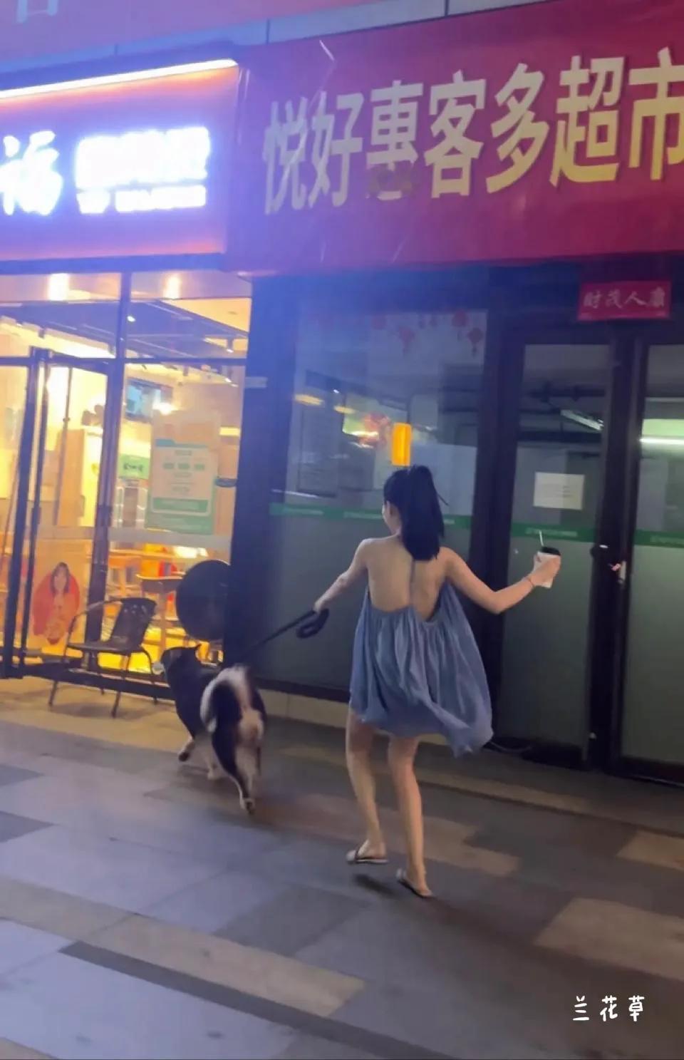 这条裙子，这双拖鞋，这个人，恰到好处的结合。青春少年样样红，活泼，开朗，温柔，