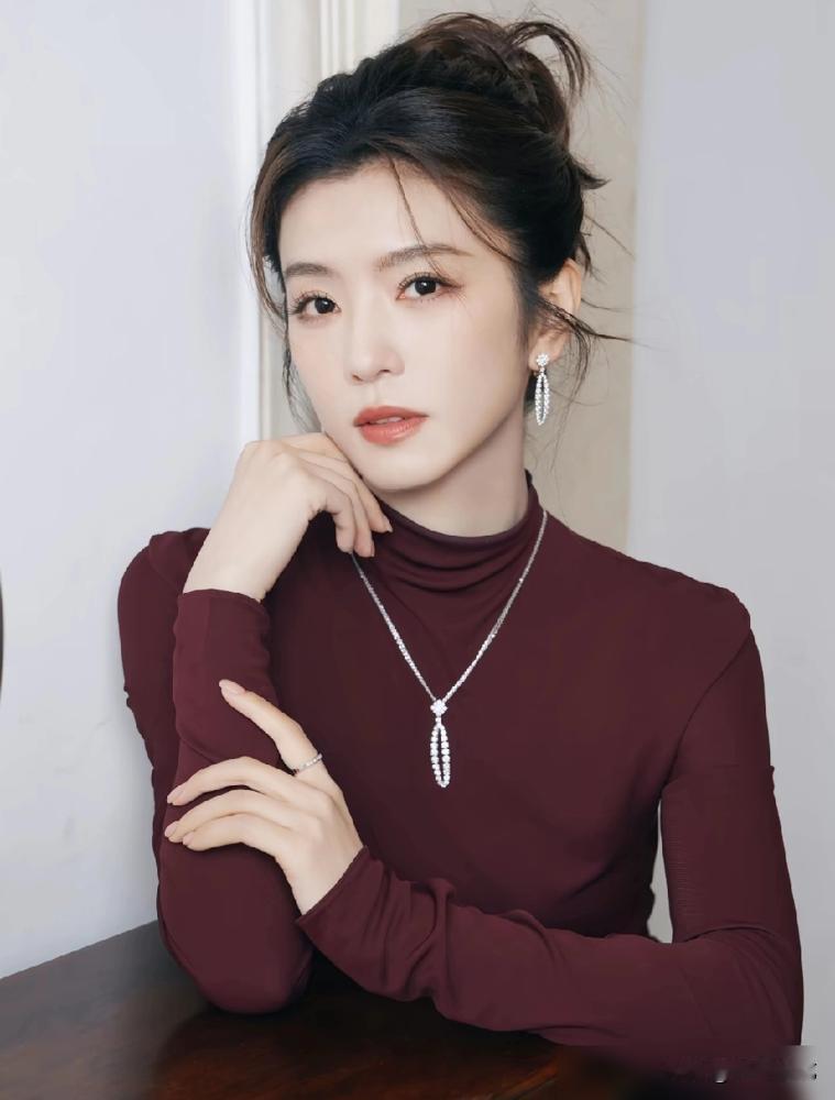 都看清楚了，这才叫“一步登天”。一个93年的姑娘，直接从三级演员“破格”晋升