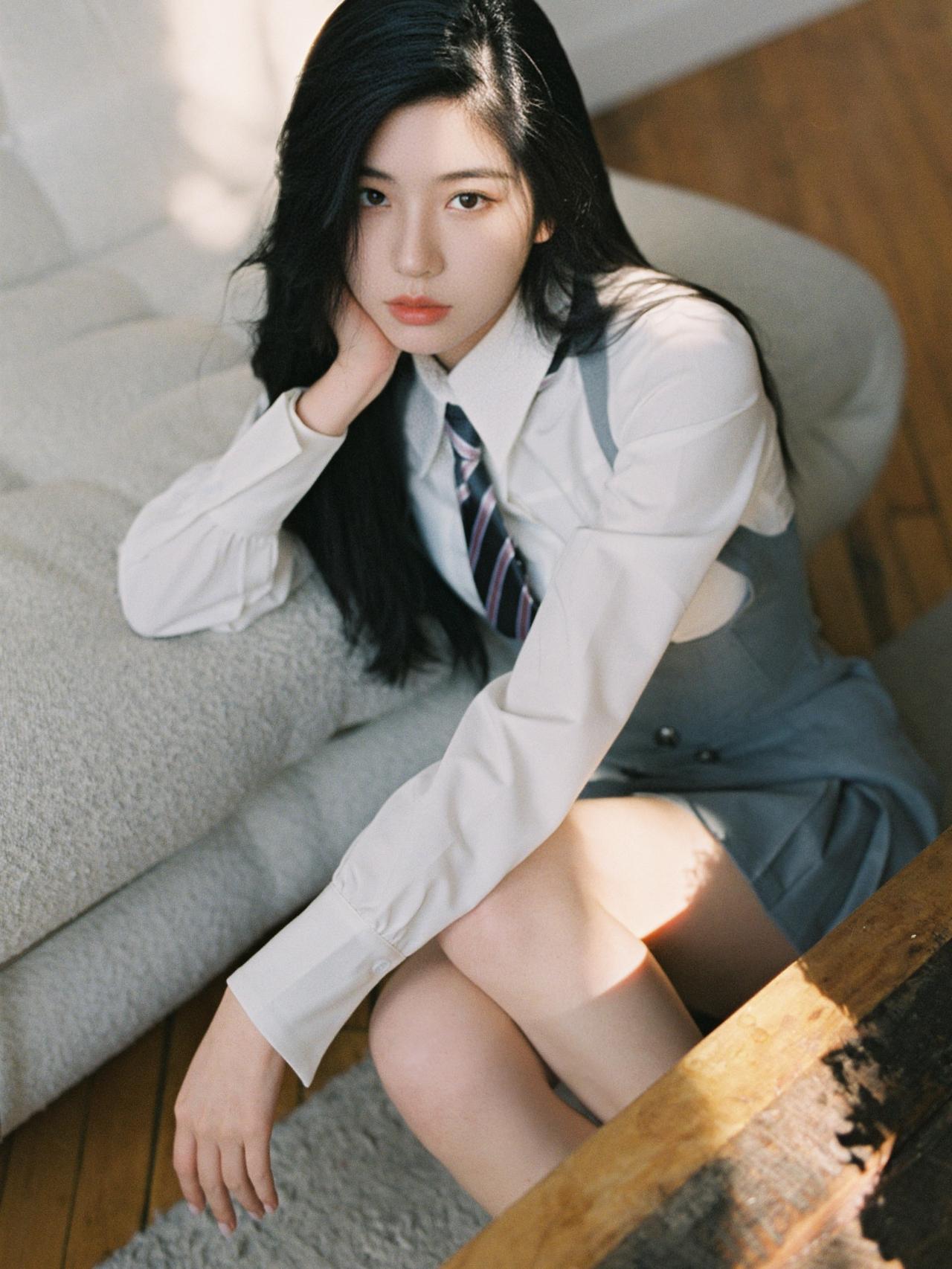 沉思的少女，白衬衫与灰色裙的优雅碰撞，静谧时光中的温柔瞬间。如何穿搭出清爽感呢?