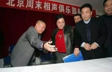 当年，张文顺的葬礼上，孟凡贵当着众人的面，指着郭德纲的鼻子怒斥，郭德纲没有艺德。