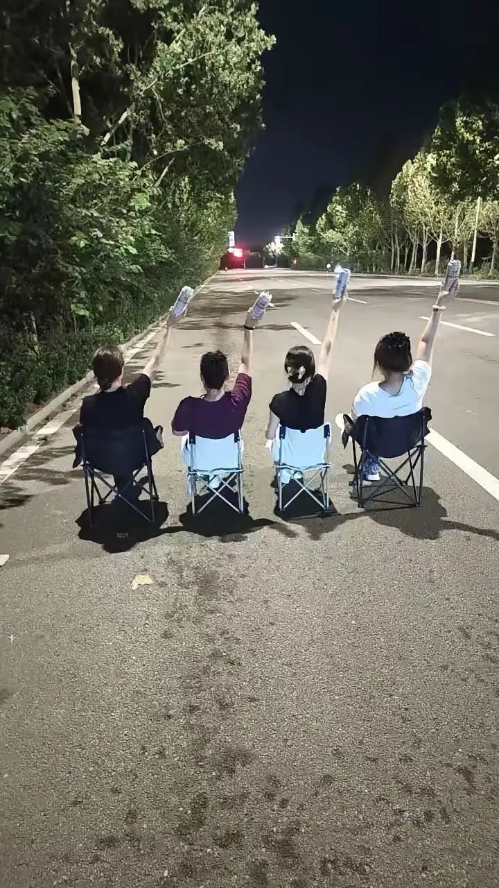 和闺蜜马路牙子喝到两点半