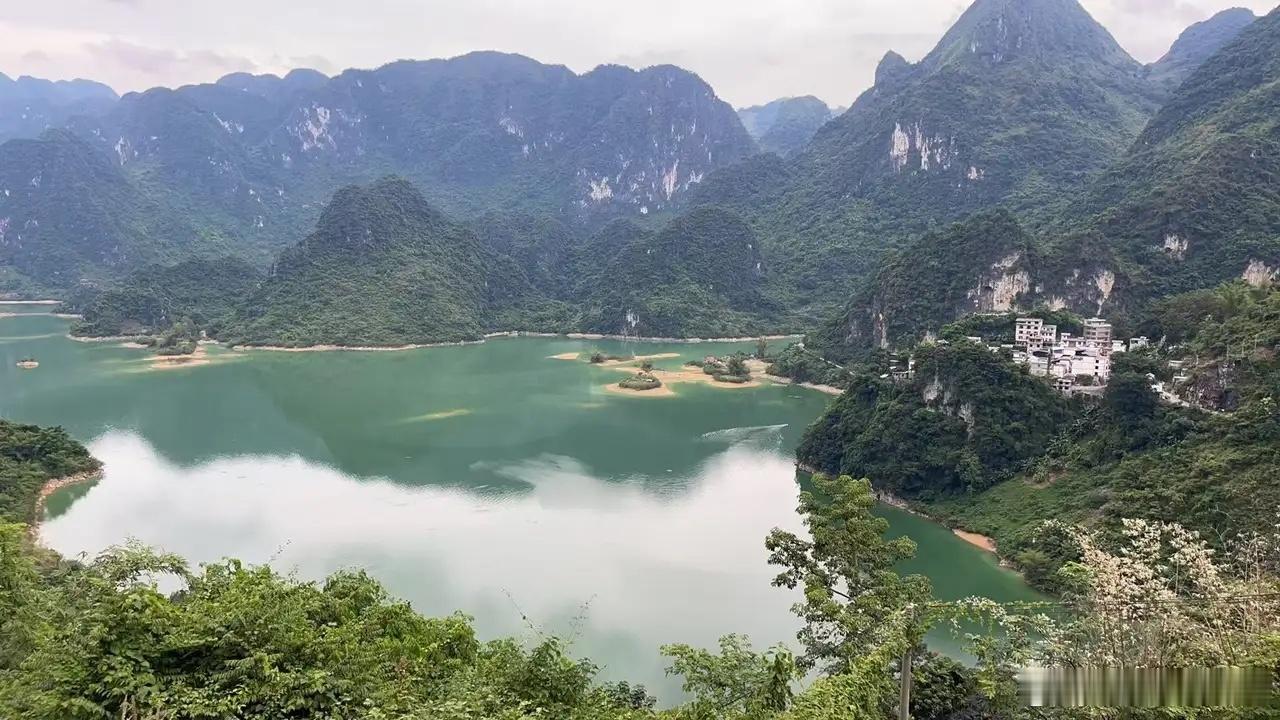 现在是十年等一回的科技板块盛世!调整不改未来十年主线：1.半导体设备：北方华创、