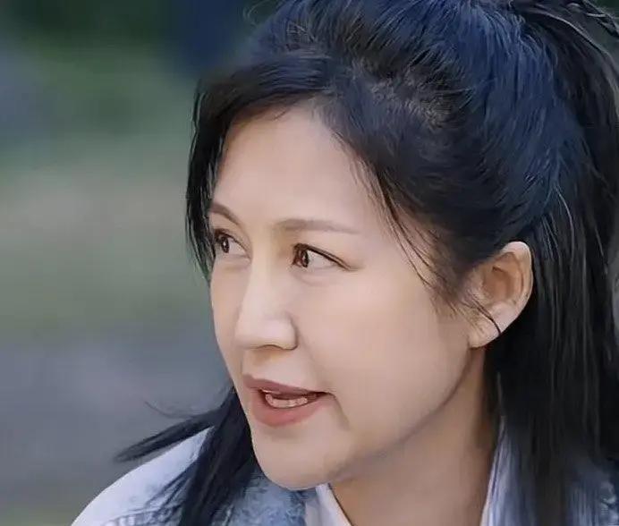 陆毅鲍蕾在节目里公开说，他们养的两个女儿现在回家就关门，问话只回一个字。全网夸的