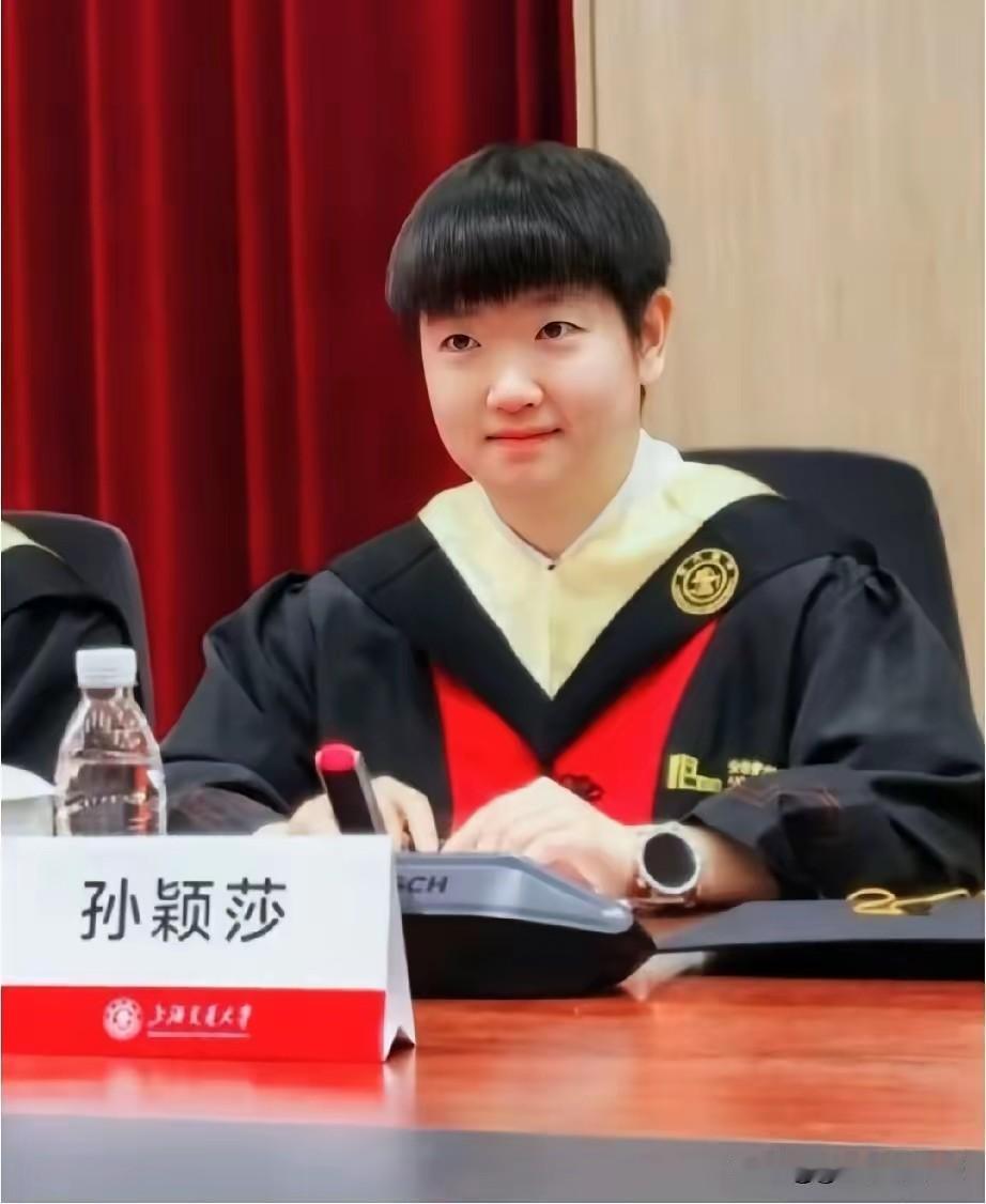谁能相信这么一个可爱的糯米团子竟然穿着学士服毕业了！谁看也才是幼稚园的一个宝宝