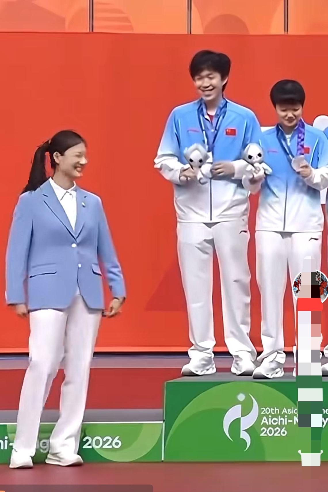 丁宁：莎莎、大头祝贺你们！莎：丁姐，都不好意思了，头：打得不好，让你失望了。
