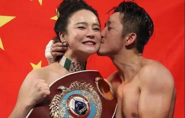 2016年，樊少皇公开挑战“拳王”邹市明，登台后，96斤的邹市明对152斤的樊少