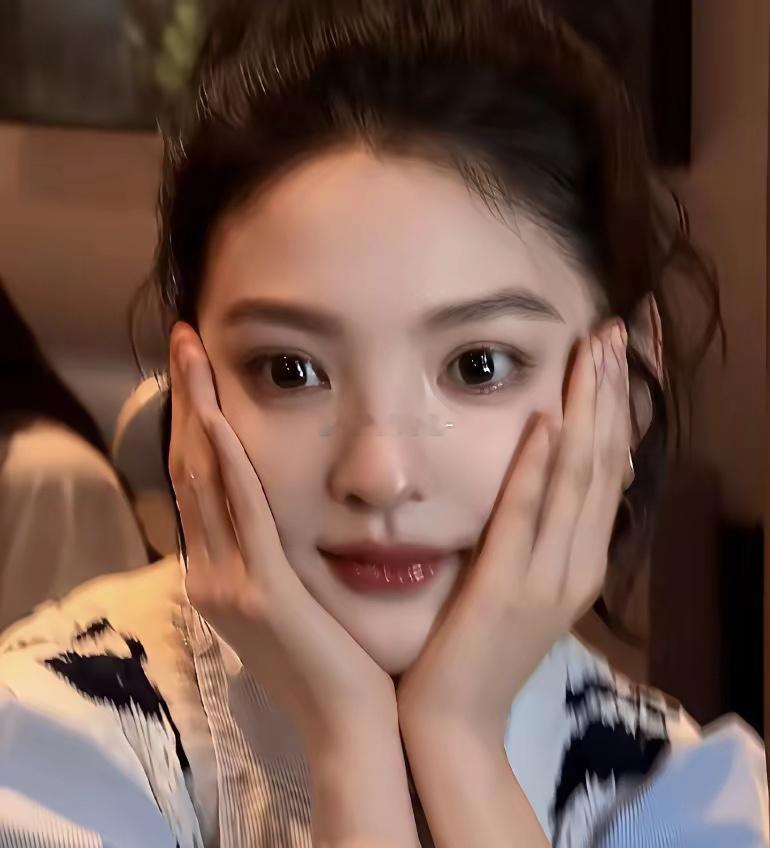以后谁还敢给章若楠化妆啊！顶着个大浓妆上《奔跑吧》，转头却大肆营销“素颜”出镜，
