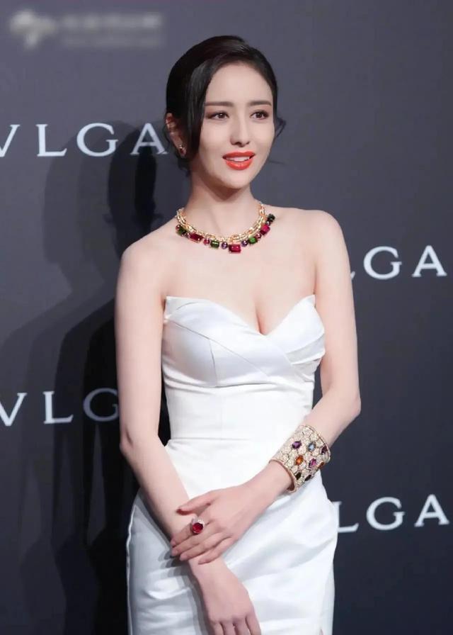 佟丽娅和陈思诚都离婚这么久了，她怎么就没有再去找一个适合自己的帅哥。这么优秀善良