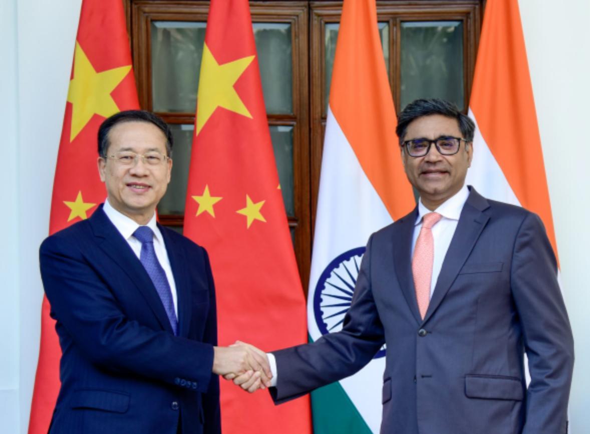 2月10日，中印在新德里举行战略对话。在会谈中，印度当着中国副外长的面，提出了一