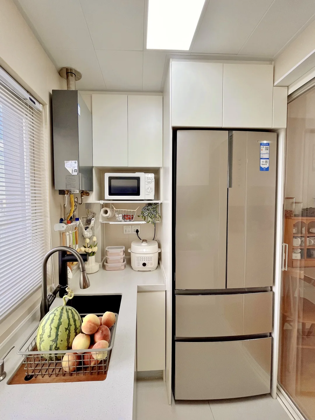 亲戚说真没想到：4㎡小厨房也能塞下大冰箱👍