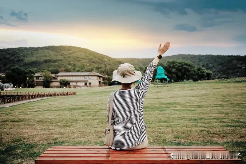 深圳罗湖海关查获女子裙下藏229条活鱼进境，这事儿真够离奇的。2025年11月下