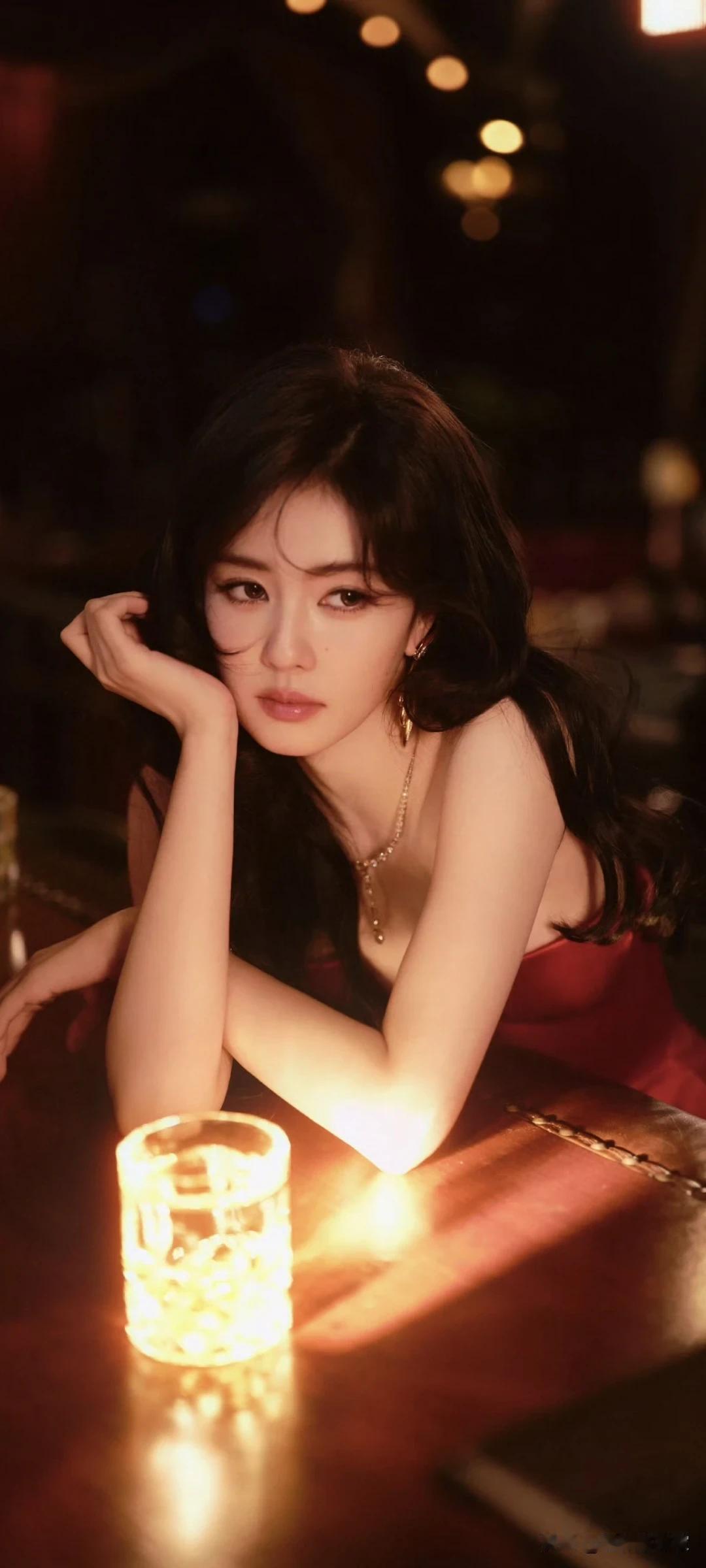 白鹿写真壁纸～礼裙开衩+波浪卷，优雅又性感！