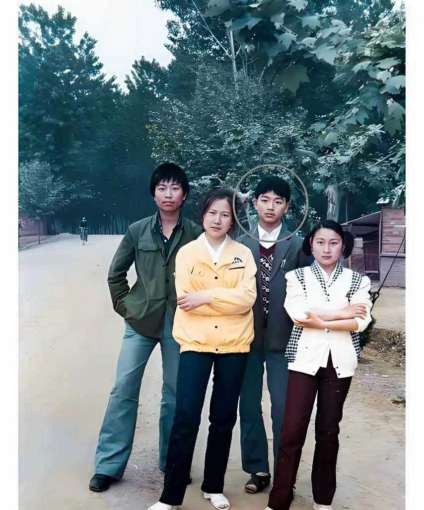 这张和刘强东合影的三个同学，混得咋样，他们今年拿到过年大礼包了吗？