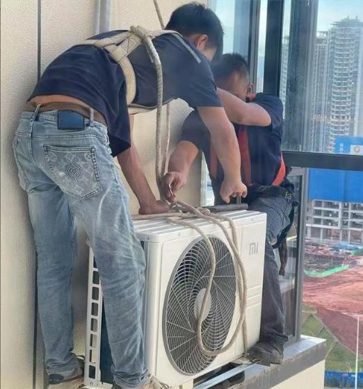 陕西西安，一空调安装工受朋友邀请去装空调，结果意外发生，从12楼掉下去的。一个干