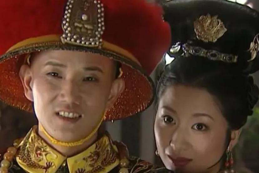 1665年，11岁的康熙和赫舍里大婚。洞房花烛夜，赫舍里走到康熙面前，要为他宽衣