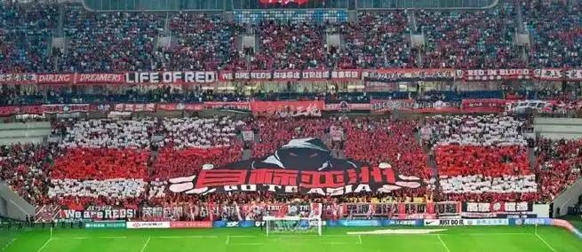 跟你说个大事儿！这周末央视要直播成渝德比了，重庆铜梁龙对阵成都蓉城，这可是17年