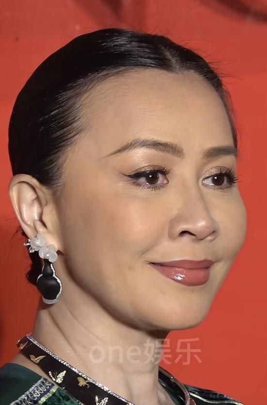 明星每年都会在美容美体上花很多的钱。最近59岁的刘嘉玲出席公开活动，无惧镜头怼