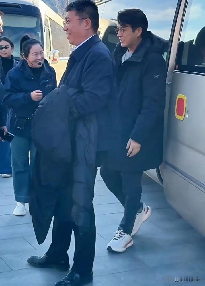 48岁靳东在邯郸太行景区旅游被偶遇，他打扮帅气，身姿矫健，像30岁帅小伙子！[得