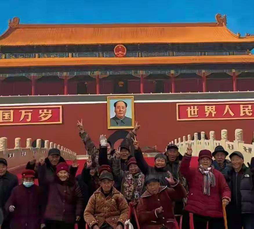 河南商丘闫集镇吴营村有个大新闻，村里一堵土墙成了热门打卡地，上面有幅18米长的天