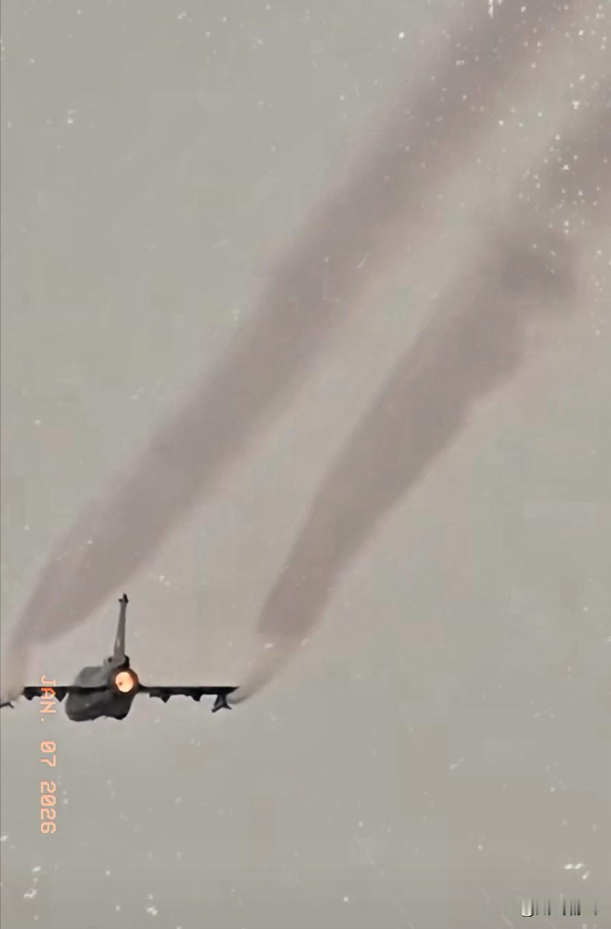 突发消息，美国制F-16战机直接掉下来了！在台海花莲外海，不可一世的美制战机，