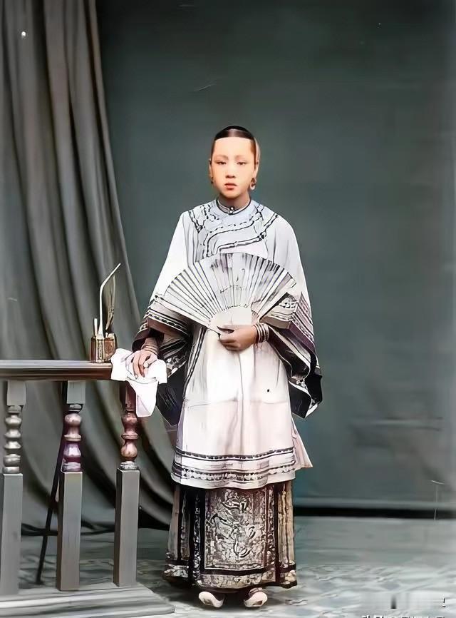 1864年，16岁的她进入李府，一张老照片引出晚清最悲凉的侍妾故事一张上色老照片，让无数人惊叹于晚清