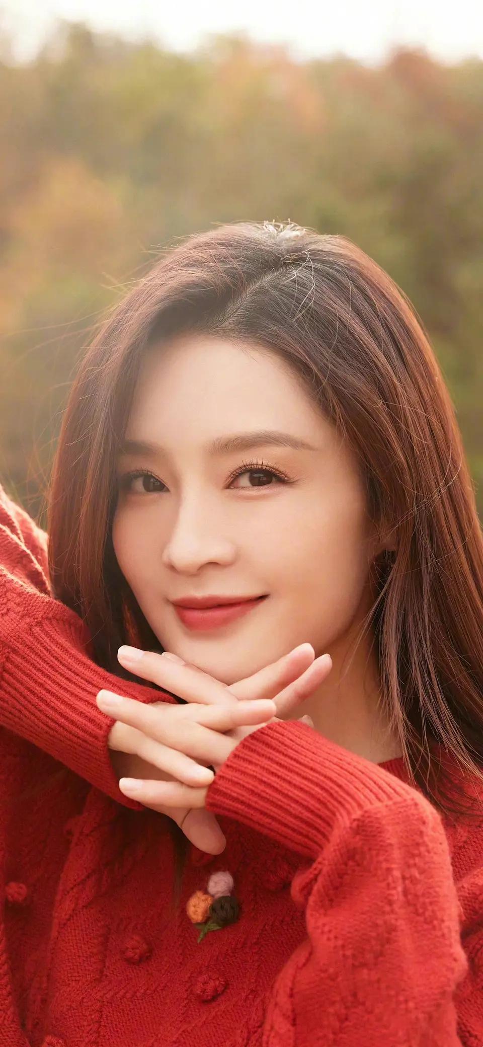 李沁非常好看，她属于顶级中式淡颜耐看美女，但她不是第一眼浓艳大美女，美在气质妆造