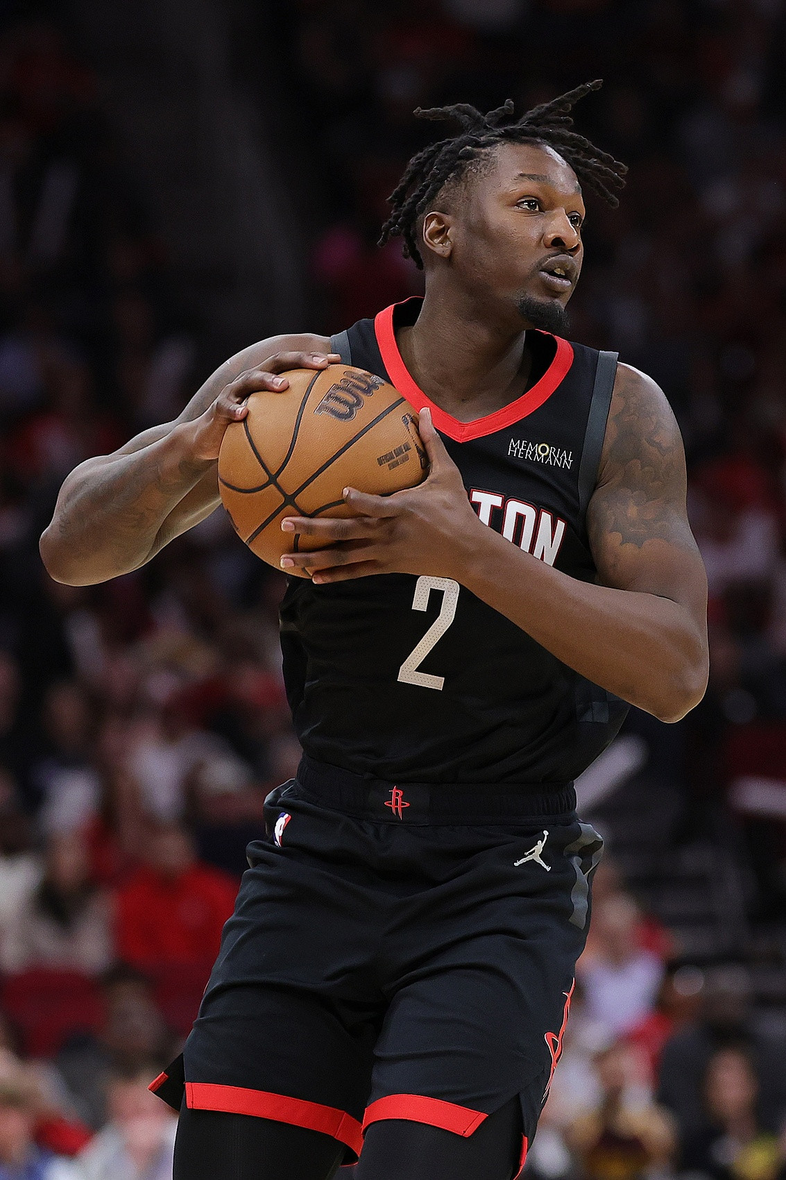 芬尼史密斯已经连续多场被火箭队雪藏。除了在常规赛收官战他披挂上阵之外，在两场季后